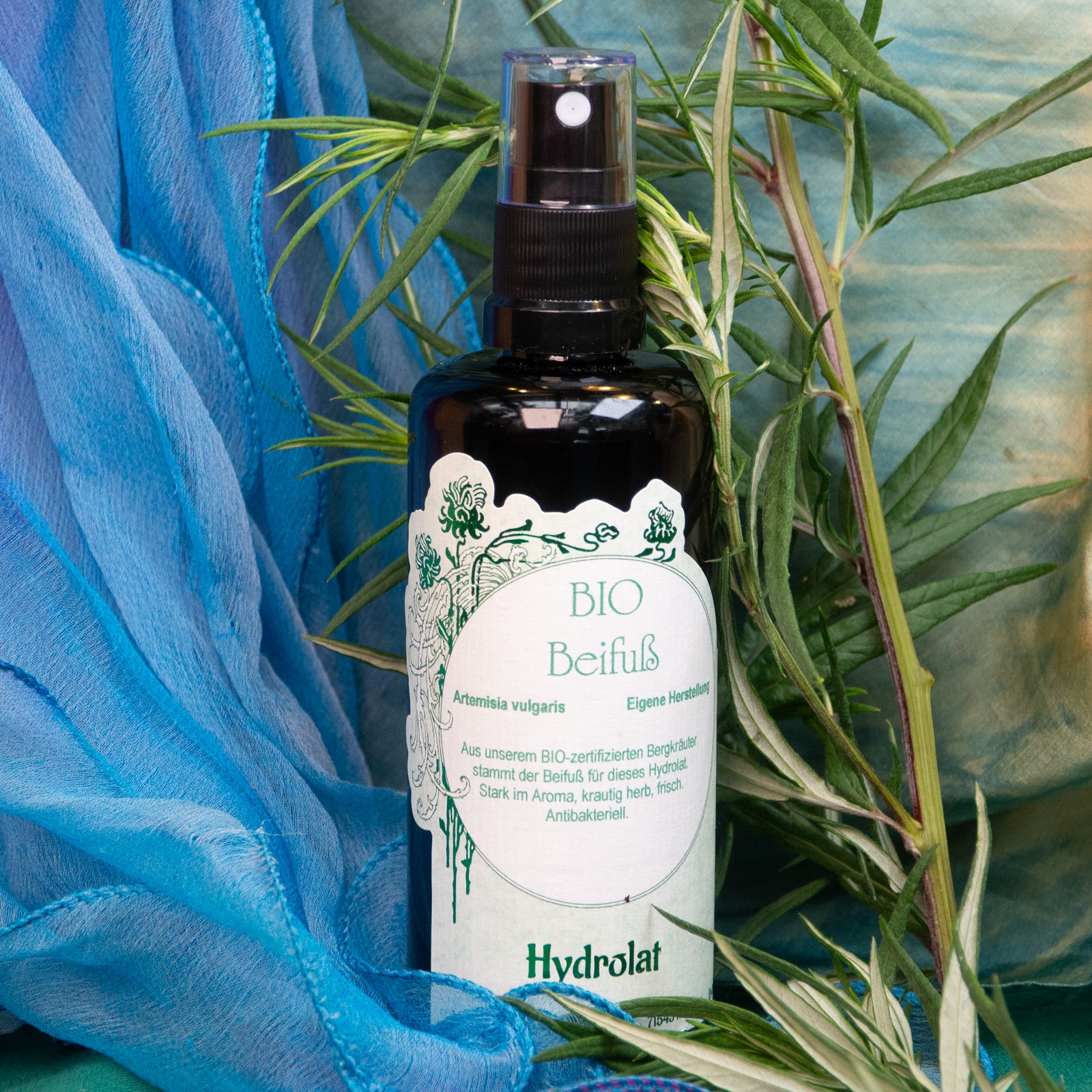 Hydrolat mit Beifußblättern