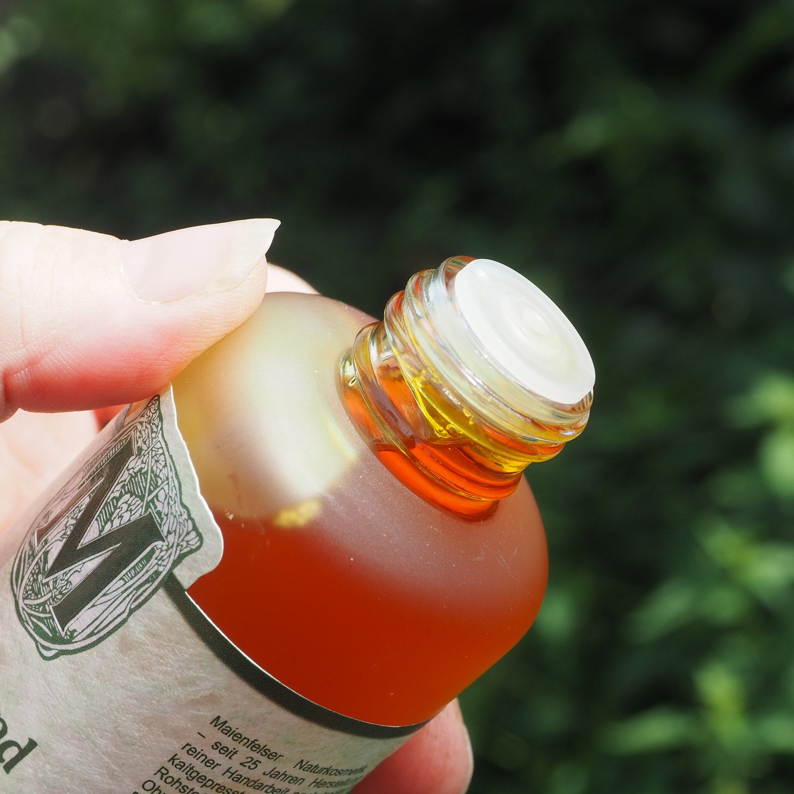 geöffnettes Sonnen und Schatten Körperöl sichtbar Tropfeinsatz zur Entnahme des Öles